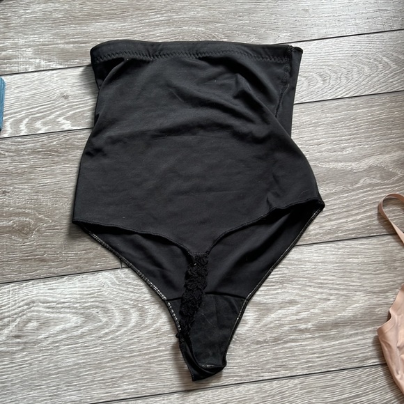 Lot of Shape wear. Some are Spanx. Size M - Picture 5 of 8